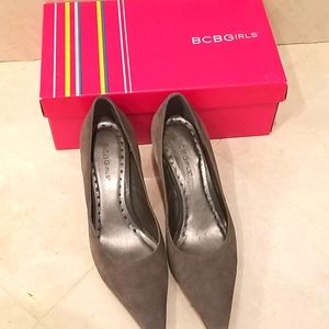 BCBG GREY SUEDE PUMPS